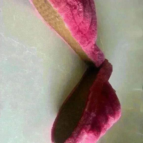 Preloved Women’s UGG slides - Picture 3 of 3